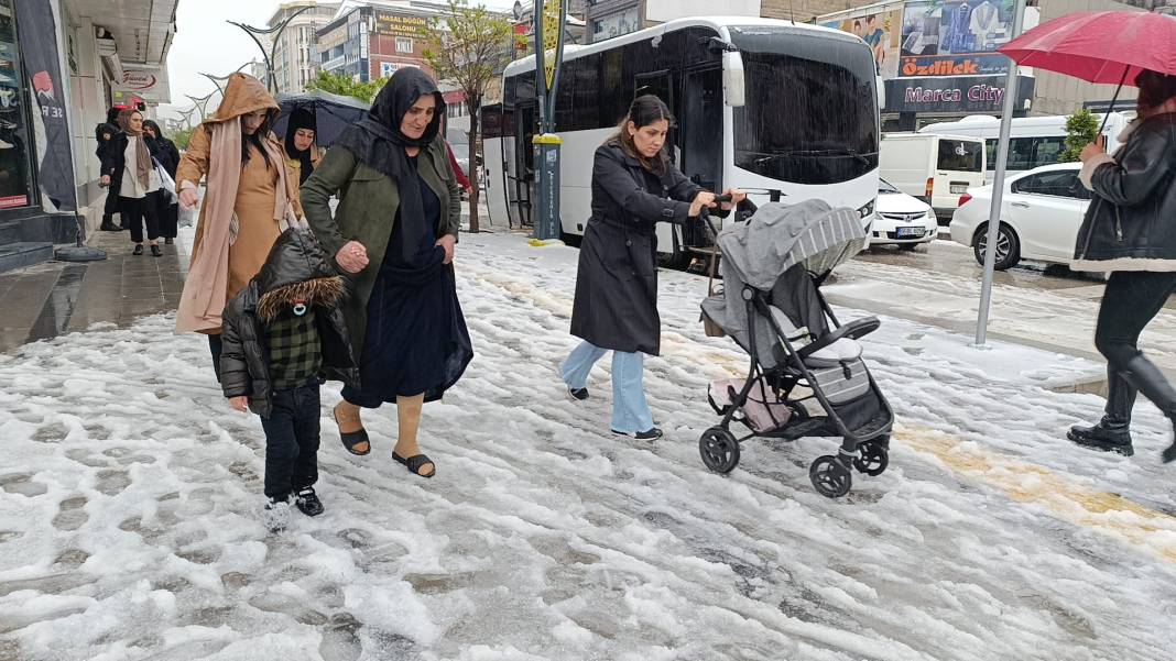 Van’a mayıs ayında lapa lapa kar yağdı! Önce sağanak sonra dolu vurdu 9